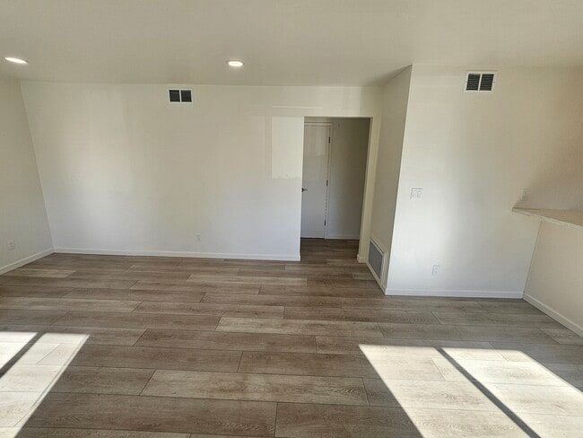 Living room - 4380 Diamond St Unit 1