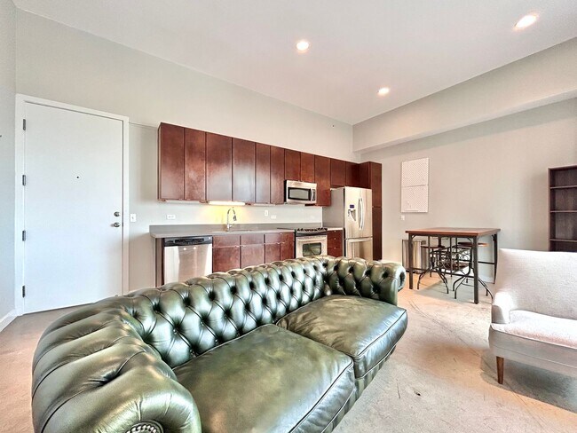 Building Photo - Charming Downtown High Rise Condo 1BD/1BA with Upgraded Features Unit 910