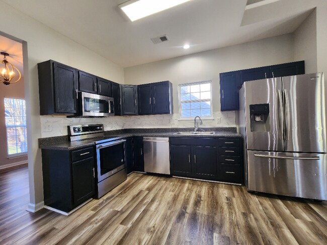 Photo - 383 Castleton Cir