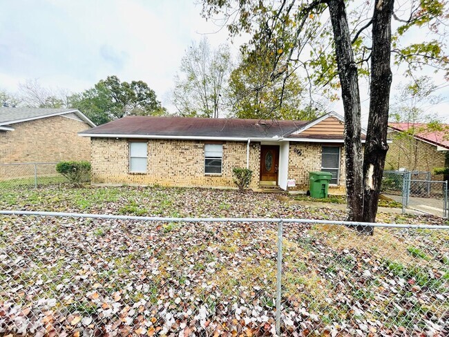 Building Photo - ** 3 Bed 2 Bath located in Regency Park **... Rental