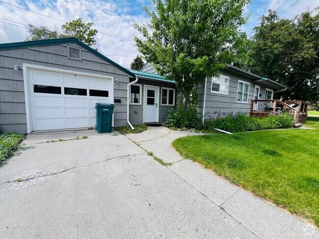 Building Photo - 1820 6th St W Unit 1820 1/2 6th ST W Rental