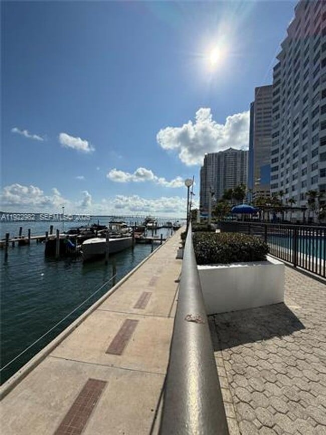 Building Photo - 825 Brickell Bay Dr Unit 825 Brickell Bay Dr 1151