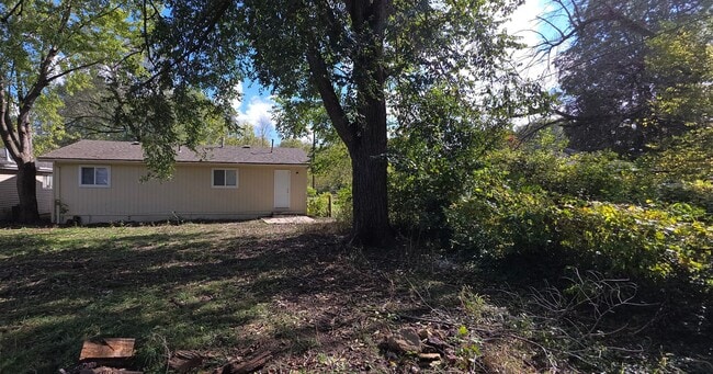 Photo - 2 Bedroom house with garage, $950!!