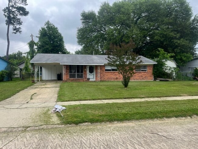 Building Photo - 3 bed, 1.5 bath!