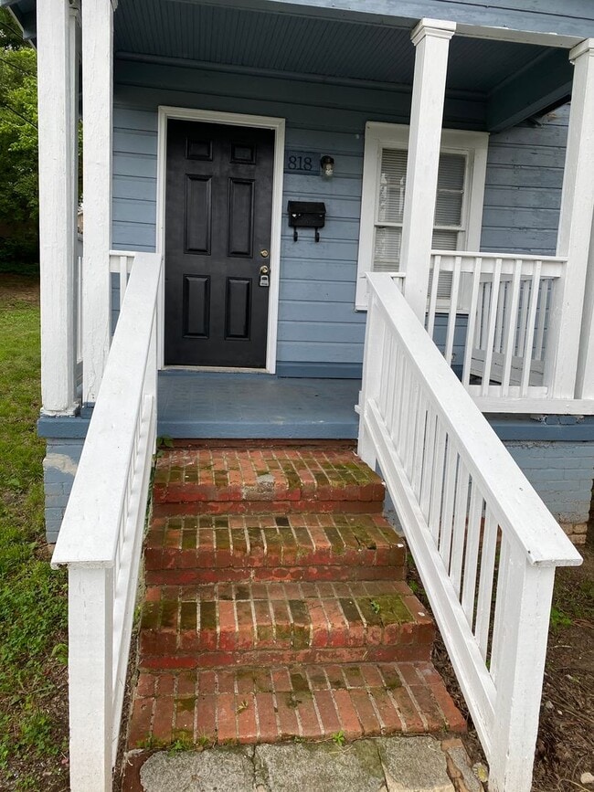 818 Gibbons St