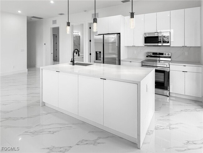 Photo - 916 Sara Ave N