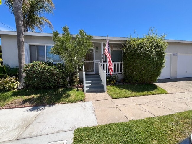 Building Photo - 2 bedroom- Located only 6 blocks to the be... Rental