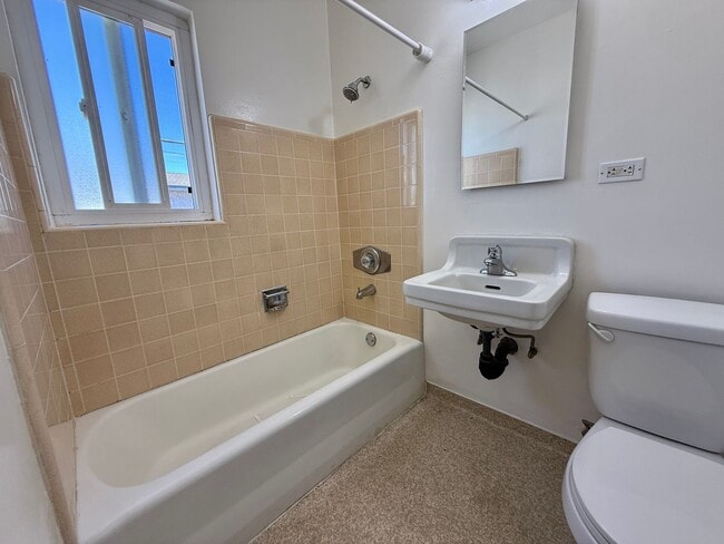 Photo - CORNER Upstairs Unit Within Small Gated Community! COMPLIMENTARY Shared Laundry! Spacious Floorplan! Unidad 3753 Herman Ave