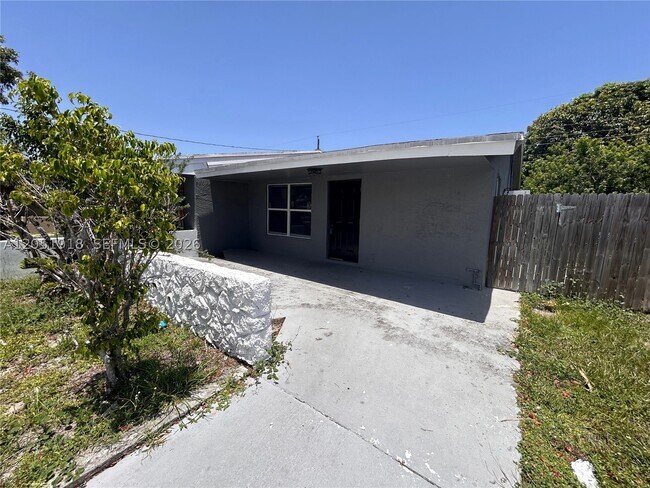 Building Photo - 3070-3072 NW 12th Ct Unit 1-2