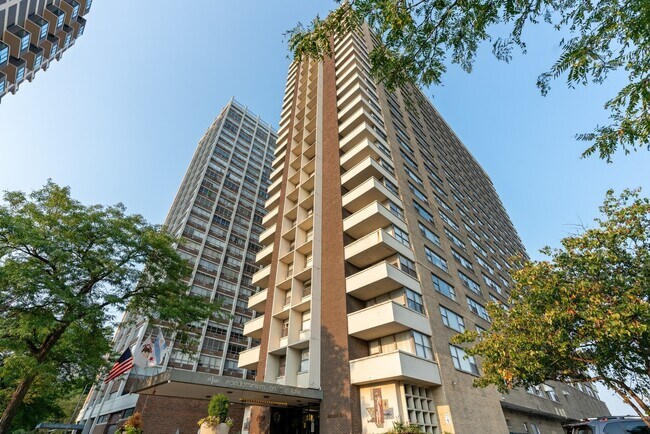 Building Photo - 6157 N Sheridan Rd Unit 8D Rental