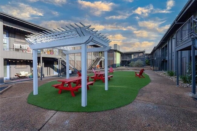 Photo - 909 Reinli St Unidad 102