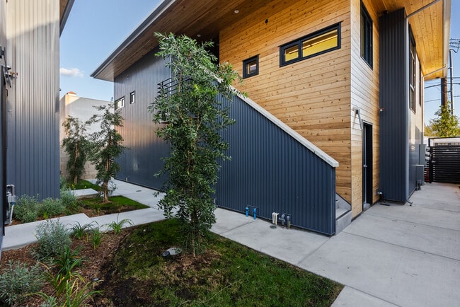 Photo - 922 W Clark Ave Unit 201