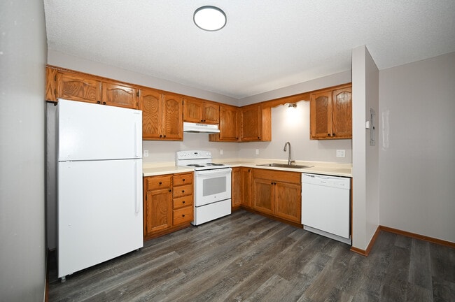 Rainbow Plaza Apartments - Rainbow Plaza Apartments