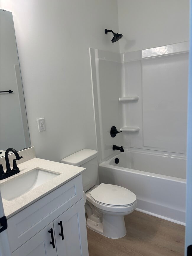 Photo - 1077 Gibson St