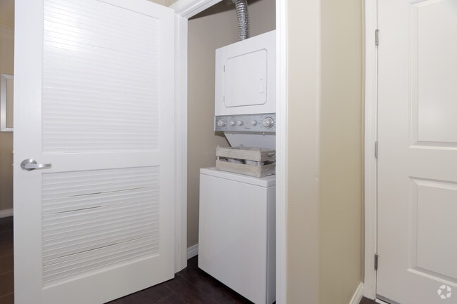 2BR, 2BA - 988 SF