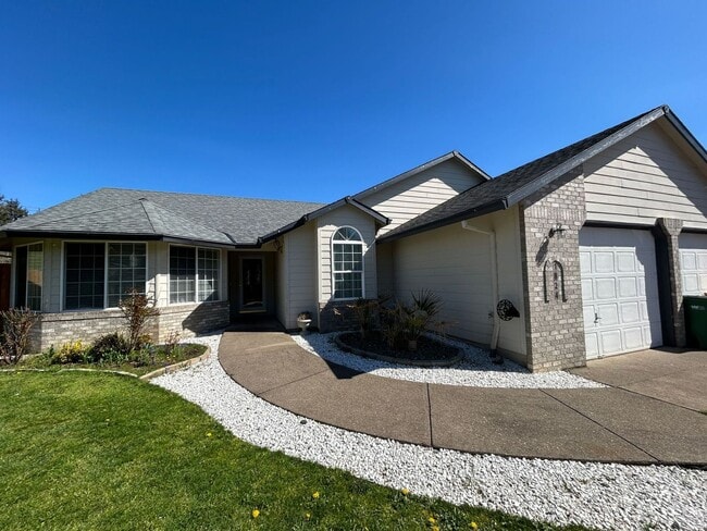 Building Photo - AVAILABLE NOW!! 3bd/2ba FANTASTIC Dead End...