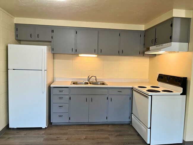 Photo - (CAM 10)  Very Nice Large 1 bed Apt - Clos... Unit 10