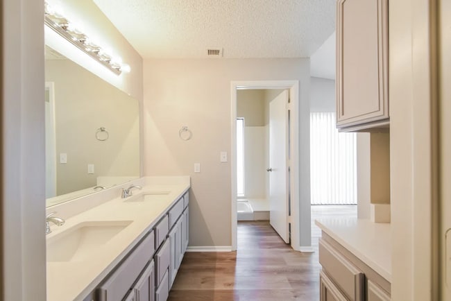 Photo - 313 W Kings Ave