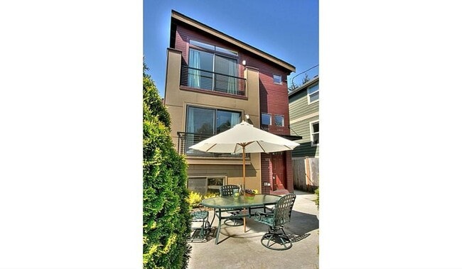 Building Photo - 3 bedroom in Seattle WA 98105 Rental