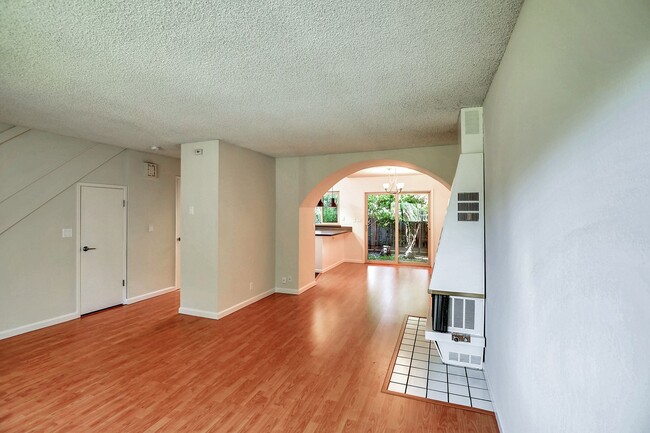 Photo - 2bed/2.5bath Townhouse with Updated Kitchen!