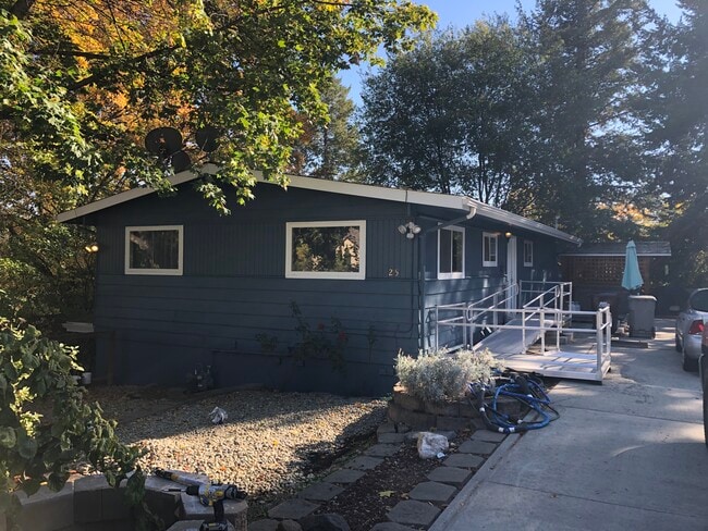 Photo - 215 NW Webb St Unit Upper