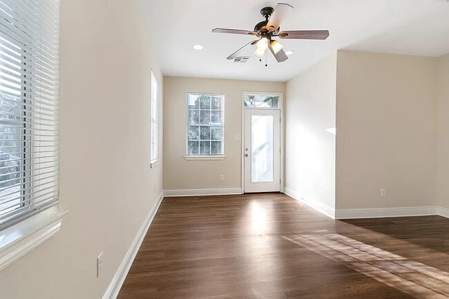 Photo - 2408 Oak Aly