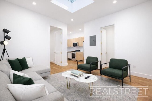 Building Photo - Modern Renovated 2BR with Skylight & Private Balcony in Prime Crown Heights