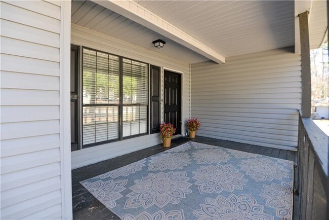 Photo - 736 Regina Ct NW