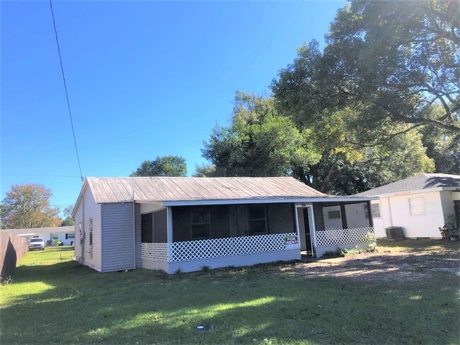 Building Photo - GORGEOUS REMODELED 3BR/2BA Zephyrhills Home with HUGE SCREENED IN PORCH and Shed