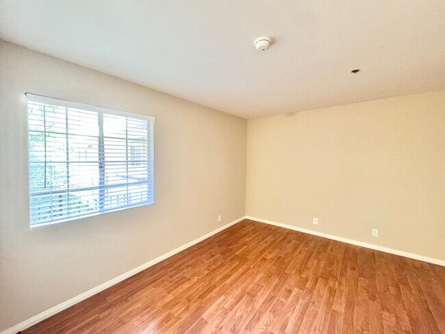 Photo - 8722 Burton Way Unidad 207