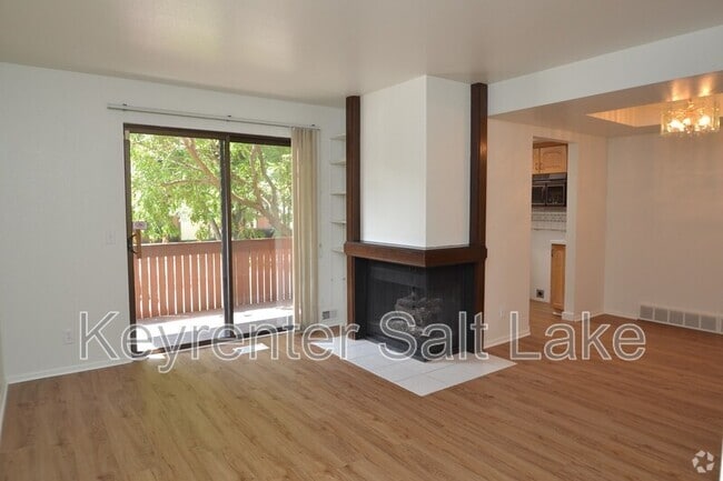 Building Photo - 6877 Countrywoods Cir Unit E Rental