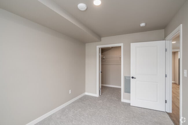2BR, 2BA - 867SF - Bedroom