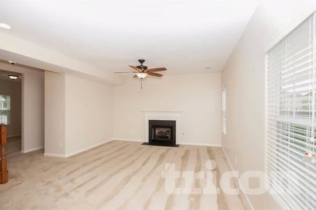 Photo - 2037 Silverton Cir