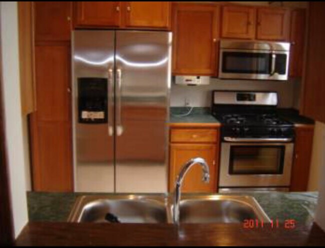 Kitchen with new granite countertops - 1698 Marshall Ave Unit Main floor