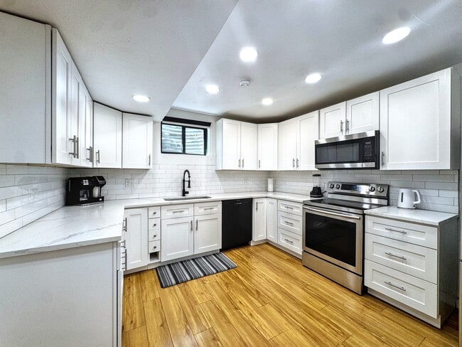 Photo - 2460 Irving St