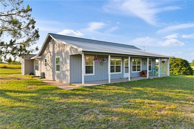 Photo - 7 acres with 5 bed, 3 bath less than 25 mi...