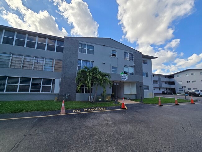 Photo - 120 Royal Palm Rd Unidad 209