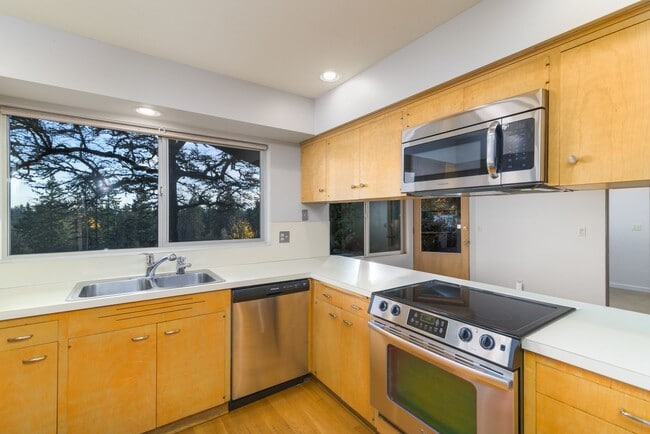 Photo - Expansive 5-Bedroom Lake Oswego Property N...