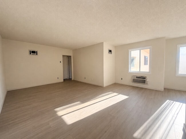 Pisos, pintura y encimeras completamente nuevos. - Western Serrano Ave Apartments