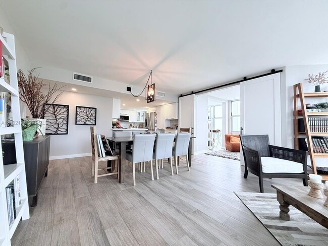 Building Photo - 1901 Brickell Ave Unit B1809