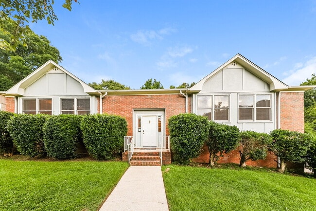 Building Photo - 800 Dunwoody Ln