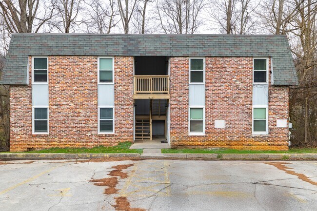 2817 Colt Dr NE