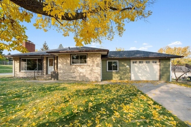 Building Photo - Remodeled 4bd 2ba fully finished rambler style home in New Brighton