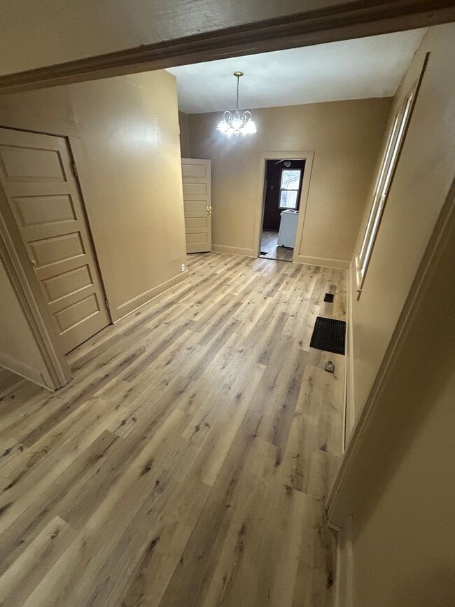 Building Photo - 606 E Riverside Dr