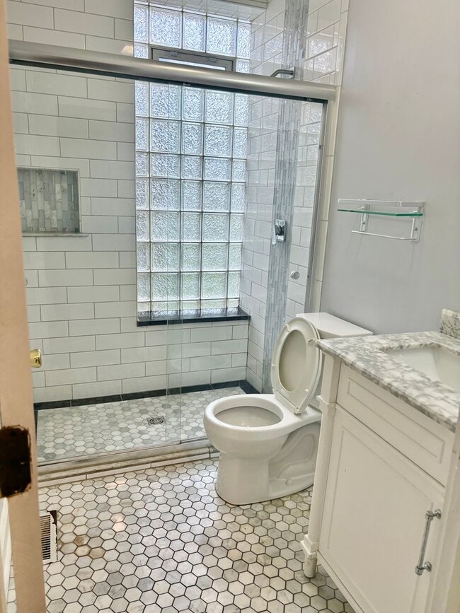 Photo - 118 E Oak St