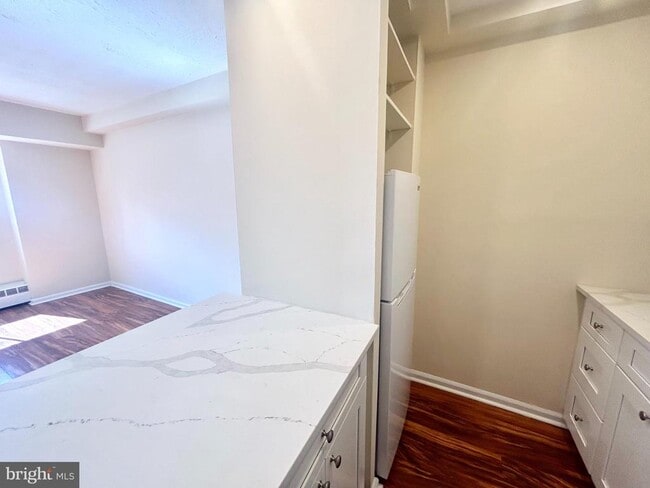 Building Photo - 2101 Chestnut St Unit 1811