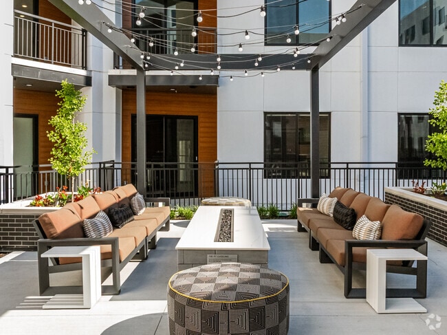 Pool & Lounge