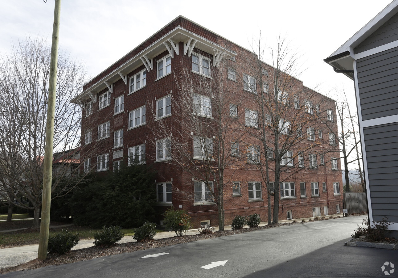 Commodore Apartments - Commodore Apartments