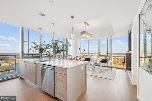 Building Photo - 930 Rose Ave Unit 1905