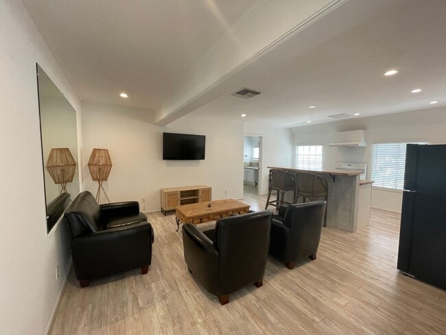 Perfect Location! Utilities Included - Perfect Location! Utilities Included Casa